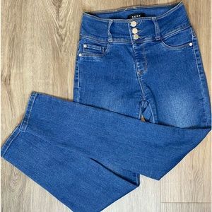DKNY Girls Jeans 3 Buttons. Front w/Belt Loops. Stretch Denim Skinny Blue Jeans